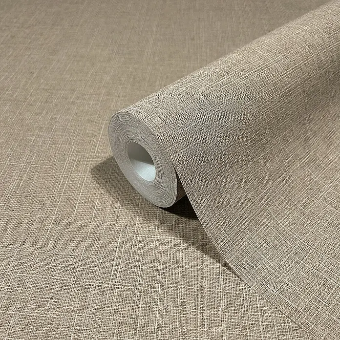 Marburg Travertino Vliestapete - Strukturbraun, Uni, 10,05 x 0,53 m - Nahaufnahme einer Rolle beiger, strukturierter Tapete, die ihre textile Oberfläche hervorhebt und eine warme, natürliche Atmosphäre vermittelt.