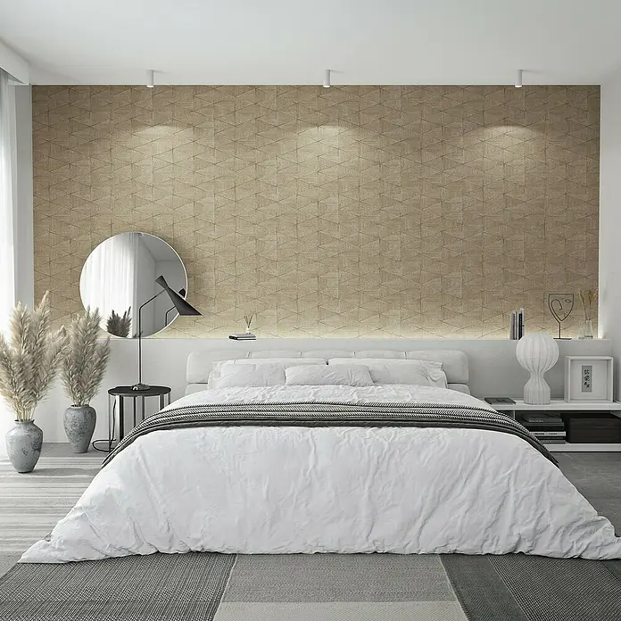 Marburg Travertino Papiertapete - Beigebraun, Grafisch, 10,05 x 0,53 m - Elegantes Schlafzimmer-Interieur mit großem Bett und dekorativer Wandgestaltung. Das Bett lädt zum Entspannen ein und verleiht dem Raum eine beruhigende Atmosphäre.