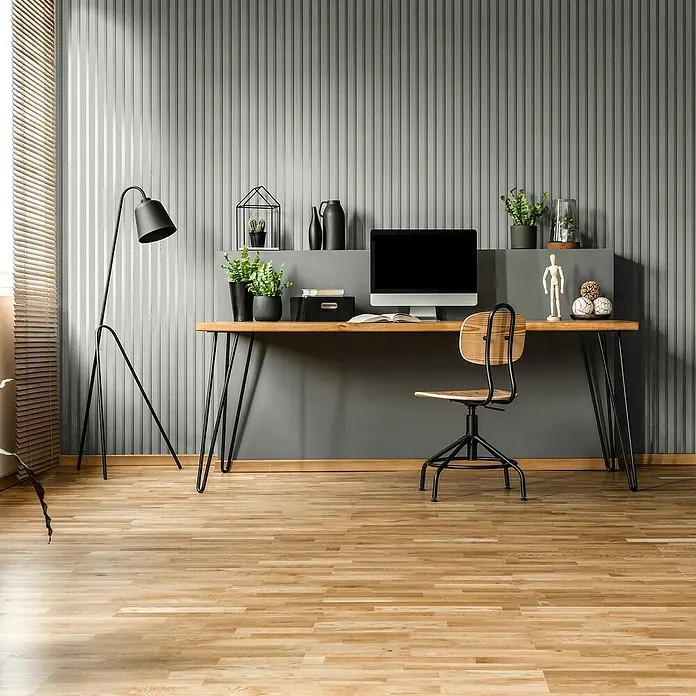Marburg Travertino Vliestapete Paneel-Optik - Silber, Metalloptik, 10,05 x 0,53 m - Ein moderner Arbeitsbereich mit einem stilvollen Schreibtisch, einem bequemen Bürostuhl und einer eleganten Stehlampe vor einer strukturierten Wand.
