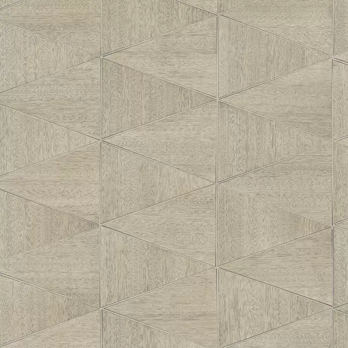 Marburg Travertino Papiertapete - Beigebraun, Grafisch, 10,05 x 0,53 m - Helle Holzoptik-Dreiecksfliesen in einem geometrischen Muster.