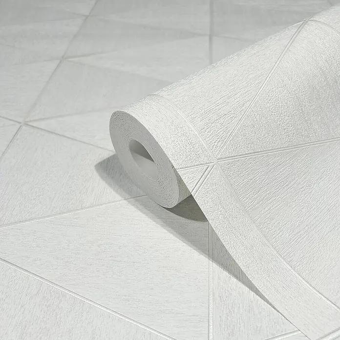 Marburg Travertino Papiertapete - Weiß, Grafisch, 10,05 x 0,53 m - Nahaufnahme einer Rolle weißer, strukturierter geometrischer Tapete, die ein modernes und elegantes Design für die Inneneinrichtung zeigt.