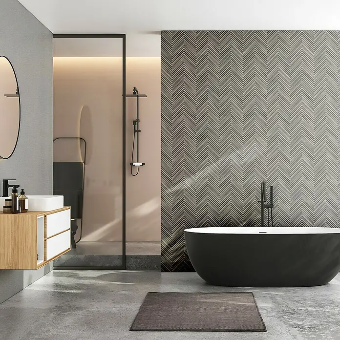 Marburg Travertino Vliestapete Struktur - Grau, Steinoptik, 10,05 x 0,53 m - Elegantes Badezimmer mit freistehender Badewanne, modernem Waschtisch und stilvoller Duschkabine. Das Muster der Wandfliesen verleiht dem Raum eine besondere Note.