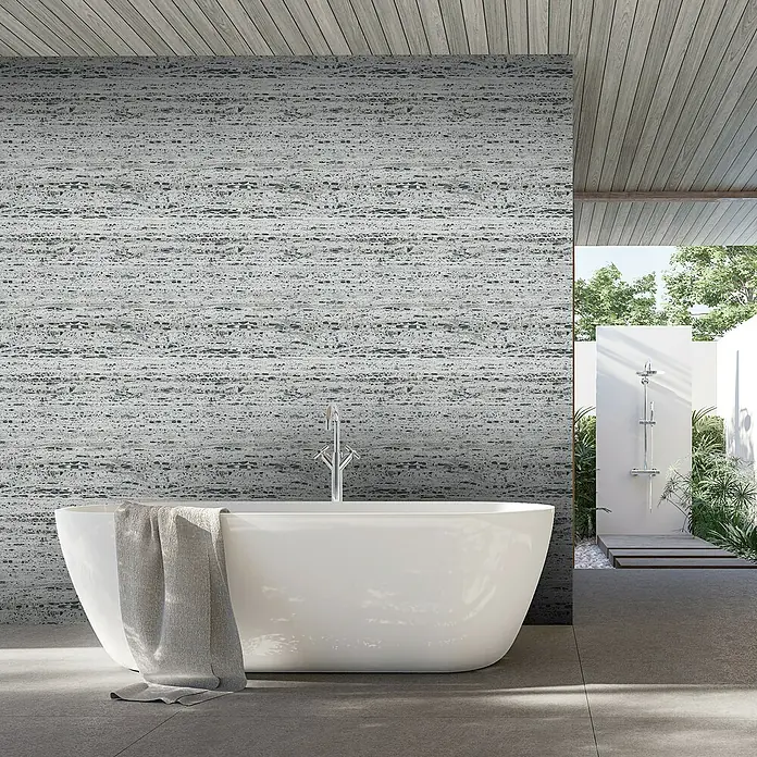 Marburg Travertino Vliestapete Struktur - Hellgrau-Grau, Steinoptik, 10,05 x 0,53 m - Elegante freistehende Badewanne vor einer strukturierten Wand, die ein entspannendes Badeerlebnis in einem modernen Badezimmer verspricht.