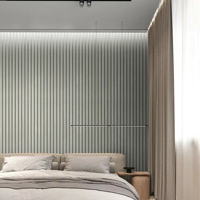 Marburg Travertino Vliestapete Paneel-Optik - Silber, Metalloptik, 10,05 x 0,53 m - Eine Nahaufnahme eines stilvollen Schlafzimmers mit einem linearen Pendelleuchte über einem gemachtem Bett vor einer Wand mit Holzpaneelen.