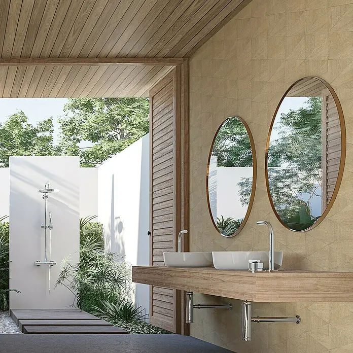 Marburg Travertino Papiertapete - Beigebraun, Grafisch, 10,05 x 0,53 m - Elegantes Badezimmerdesign mit zwei ovalen Spiegeln, Waschtischen und Außendusche, das moderne Ästhetik und Funktionalität vereint.