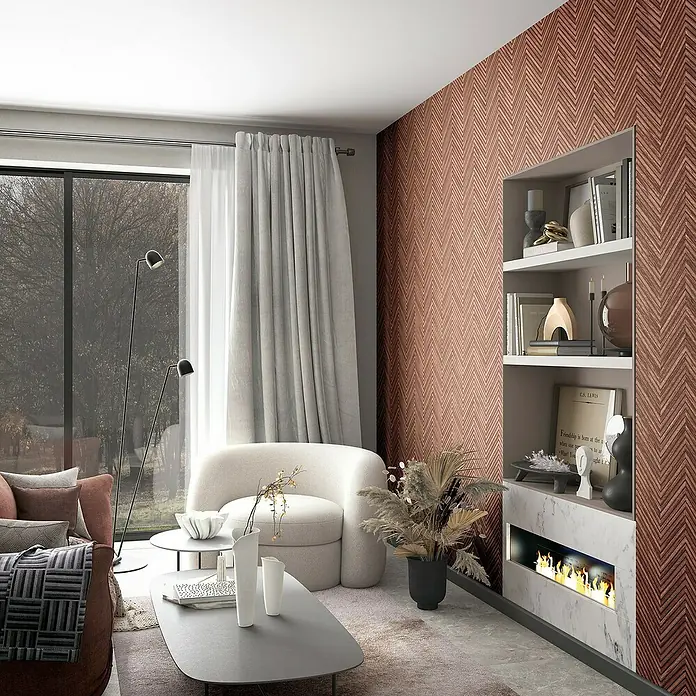 Marburg Travertino Vliestapete Fischgrätmuster - Rotbraun, Holzoptik, 10,05 x 0,53 m - Dieses Wohnzimmer verfügt über eine Tapete mit Fischgrätmuster, einen eingebauten Kamin und einen modernen Sessel für eine gemütliche Atmosphäre.