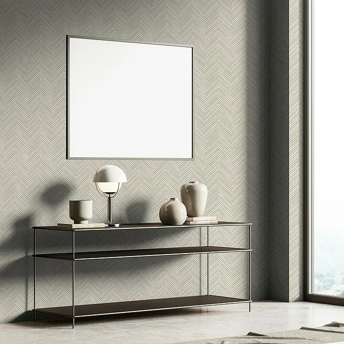 Marburg Travertino Vliestapete Fischgrätmuster - Hellgrau, Holzoptik, 10,05 x 0,53 m - Ein elegantes Interieur mit einem schwarzen Regal, das mit Vasen, einer Lampe und Büchern dekoriert ist, unter einem modernen Kunstwerk.