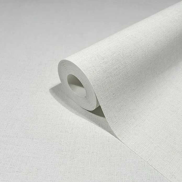 Marburg Travertino Vliestapete - Strukturweiß, Uni, 10,05 x 0,53 m - Nahaufnahme einer Rolle weißer Tapete mit Leinwandstruktur, die sich ideal für die Wandgestaltung eignet. Schafft eine elegante und moderne Raumatmosphäre.
