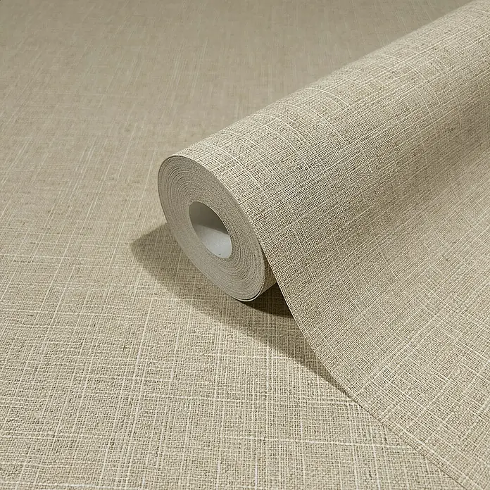 Marburg Travertino Vliestapete - Dunkles Strukturbeige, Uni, 10,05 x 0,53 m - Nahaufnahme einer Rolle beiger Leinentapete mit feiner Textur, die eine natürliche und elegante Wandgestaltung ermöglicht.