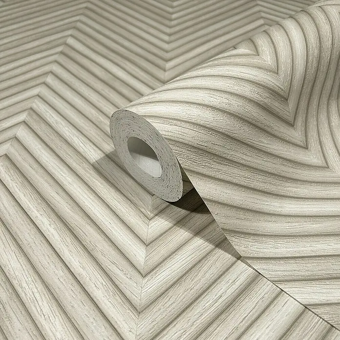 Marburg Travertino Vliestapete Fischgrätmuster - Weißbeige, Holzoptik, 10,05 x 0,53 m - Nahaufnahme einer Rolle heller Holzstruktur-Tapete mit Fischgrätmuster. Ideal für moderne Innenräume mit natürlichem Flair.