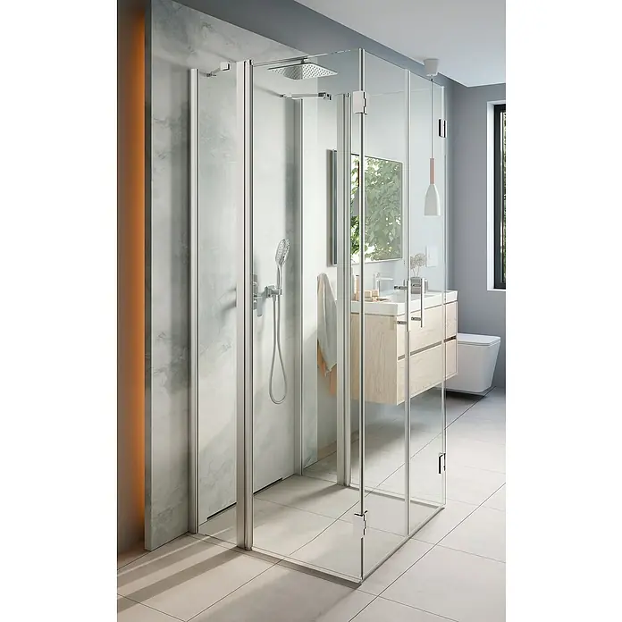 Camargue Vario Dusch-Falttür S93 - 90 x 202,2 cm, Beschichtet, Silber, Glasstärke: 6 mm - Detaillierte Ansicht einer modernen Duschkabine mit klarem Glas und Chrombeschlägen in einem stilvollen Badezimmer.