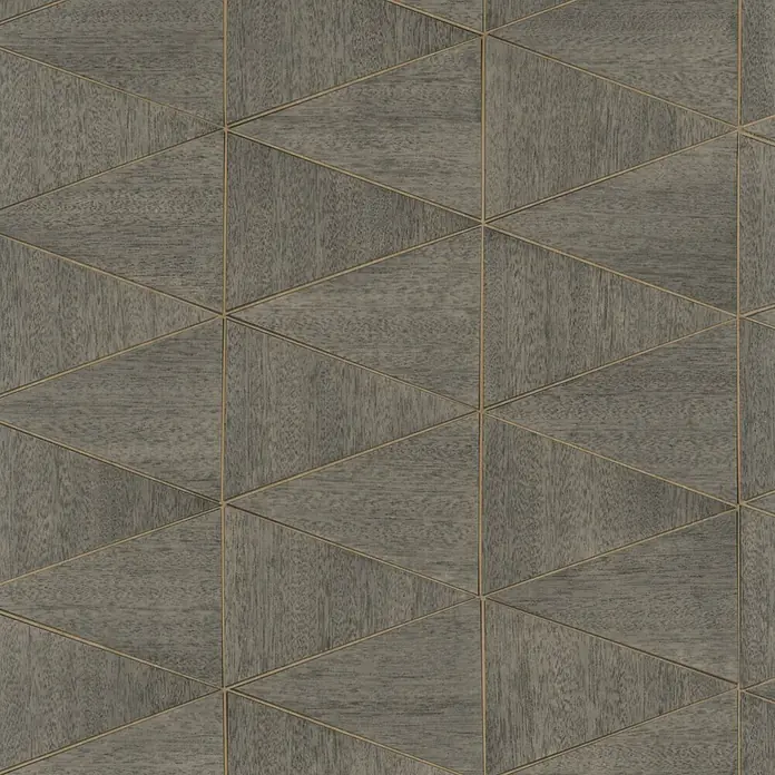 Marburg Travertino Papiertapete - Braungrau, Grafisch, 10 x 0,53 m - Detailansicht von dunklen Holzdreiecken mit goldenen Fugenlinien, die ein geometrisches Muster bilden. Schickes Wandpaneel für moderne Innenräume.