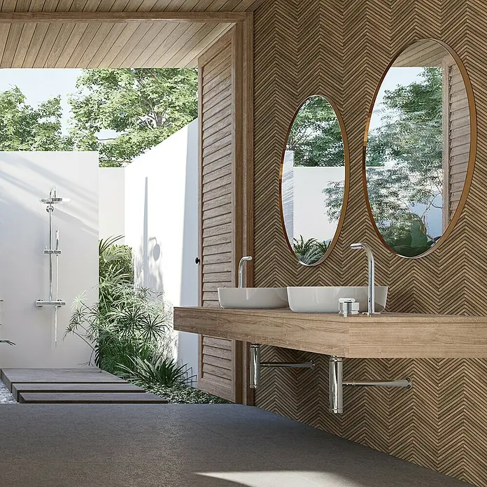 Marburg Travertino Vliestapete Fischgrätmuster - Mittelbraun, Holzoptik, 10,05 x 0,53 m - Badezimmer mit Waschtischen und Spiegeln. Elegantes Design mit Holzdetails und natürlicher Beleuchtung, die eine entspannende Atmosphäre schafft.