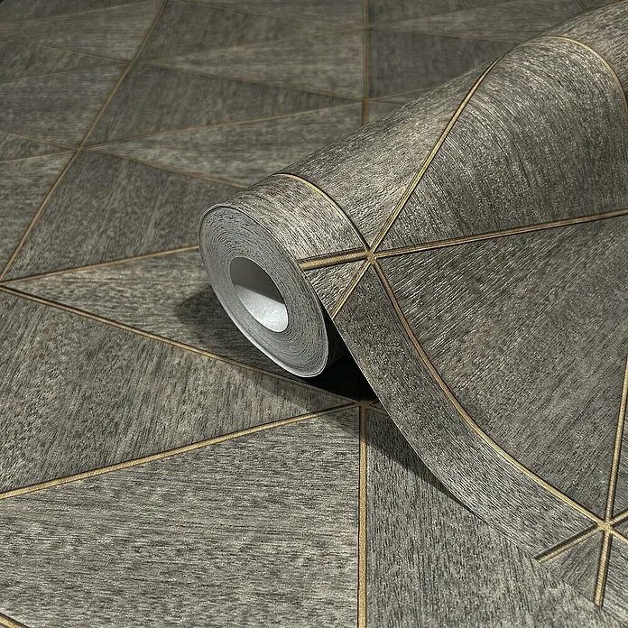 Marburg Travertino Papiertapete - Braungrau, Grafisch, 10 x 0,53 m - Nahaufnahme einer Rolle grauer Tapete mit geometrischen Goldmustern, ideal für moderne Innenräume.