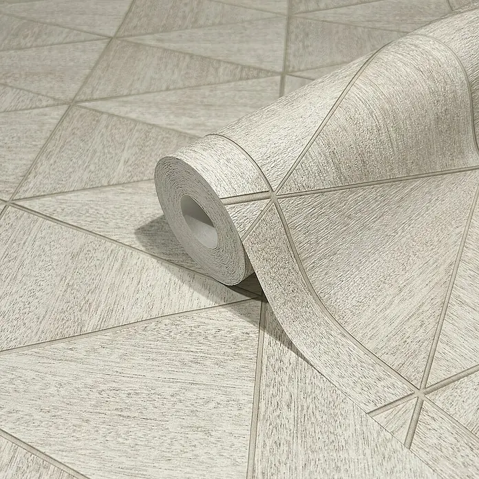 Marburg Travertino Papiertapete - Beige, Grafisch, 10,05 x 0,53 m - Nahaufnahme einer Rolle geometrischer Dreieckstapete in Grau, die eine moderne und stilvolle Wanddekoration zeigt.