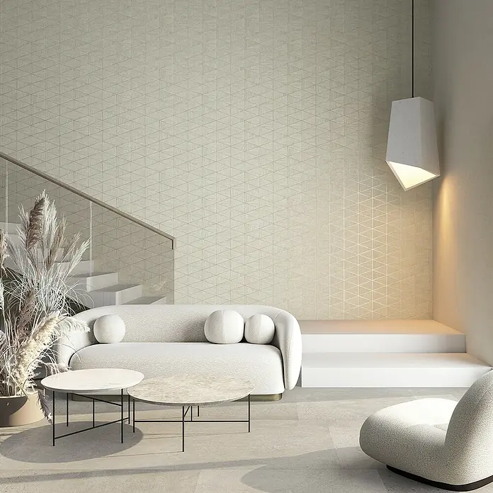 Marburg Travertino Papiertapete - Beige, Grafisch, 10,05 x 0,53 m - Elegantes Wohnzimmer mit einem beigen Sofa, runden Tischen und einer modernen Hängelampe, die ein stilvolles Ambiente schaffen.