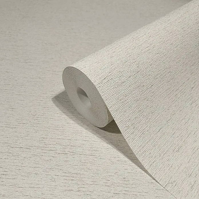 Marburg Travertino Vliestapete Struktur - Beige, Steinoptik, 10,05 x 0,53 m - Nahaufnahme einer Rolle Textiltapete mit zarter Textur in neutralem Farbton, ideal für stilvolle Wandgestaltung.\n