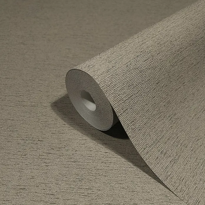 Marburg Travertino Vliestapete Struktur - Dunkelbraun, Steinoptik, 10,05 x 0,53 m - Nahaufnahme einer Rolle hochwertiger, grauer Vliestapete mit feiner Textur für stilvolle Wandgestaltung.
