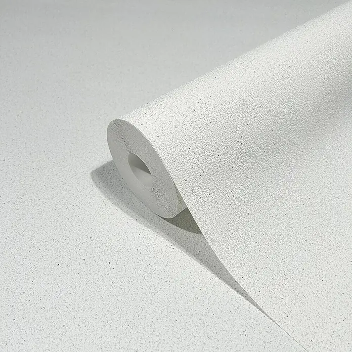 Marburg Travertino Vliestapete - Weiß, Uni, 10,05 x 0,53 m - Nahaufnahme einer Rolle mit weißer, strukturierter Tapete, die eine subtile und elegante Wandgestaltung verspricht.