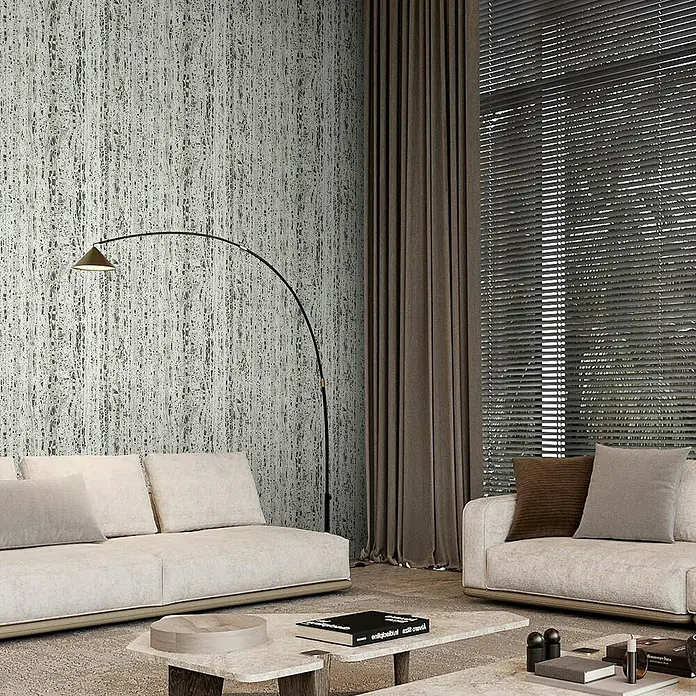 Marburg Travertino Vliestapete Struktur - Greige-Grau, Steinoptik, 10,05 x 0,53 m - Elegantes Wohnzimmer mit hellen Sofas, modernem Lampendesign und strukturierten Wandtapeten, die eine stilvolle Atmosphäre schaffen.