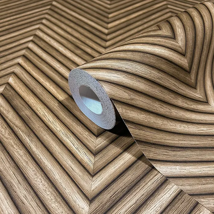 Marburg Travertino Vliestapete Fischgrätmuster - Mittelbraun, Holzoptik, 10,05 x 0,53 m - Detailaufnahme einer Rolle Holzstruktur-Tapete mit Chevron-Muster, ideal für moderne Wandgestaltung.