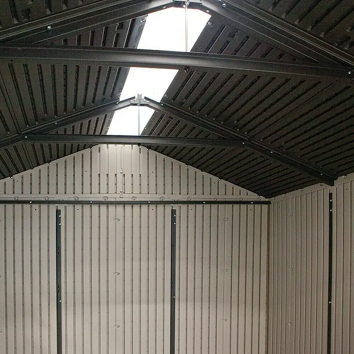 Lifetime Gerätehaus Fox - Außenbreite inkl. Dachüberstand: 215 cm, Außentiefe inkl. Dachüberstand: 210 cm, Kunststoff, Lichtgrau/Anthrazit - Innenansicht eines Gerätehauses mit Dachfenstern und Wandpaneelen.