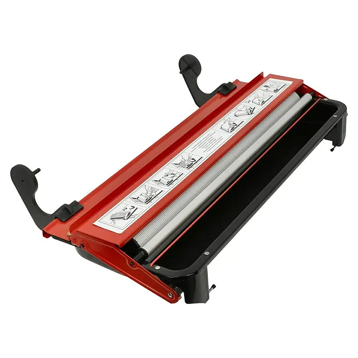 Lehnartz Kleistergerät Kleisterblitz Expert - Geeignet für: Euro Rollen 53 cm - Ein roter Fliesenschneider mit einem Rollmechanismus und einer schwarzen Basis, der für präzise Schnitte ausgelegt ist.