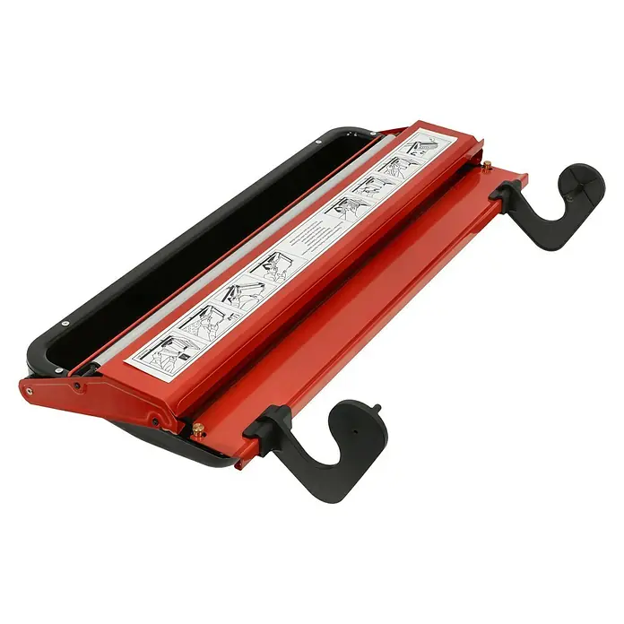 Lehnartz Kleistergerät Kleisterblitz Expert - Geeignet für: Euro Rollen 53 cm - Eine Nahaufnahme eines Fliesenschneiders mit rotem Körper und schwarzen Stützfüßen auf einem schwarzen Hintergrund.