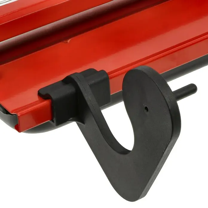 Lehnartz Kleistergerät Kleisterblitz Expert - Geeignet für: Euro Rollen 53 cm - Detailaufnahme eines Fliesenschneiders in Rot mit schwarzer Halterung. Präzises Werkzeug für saubere Schnitte.