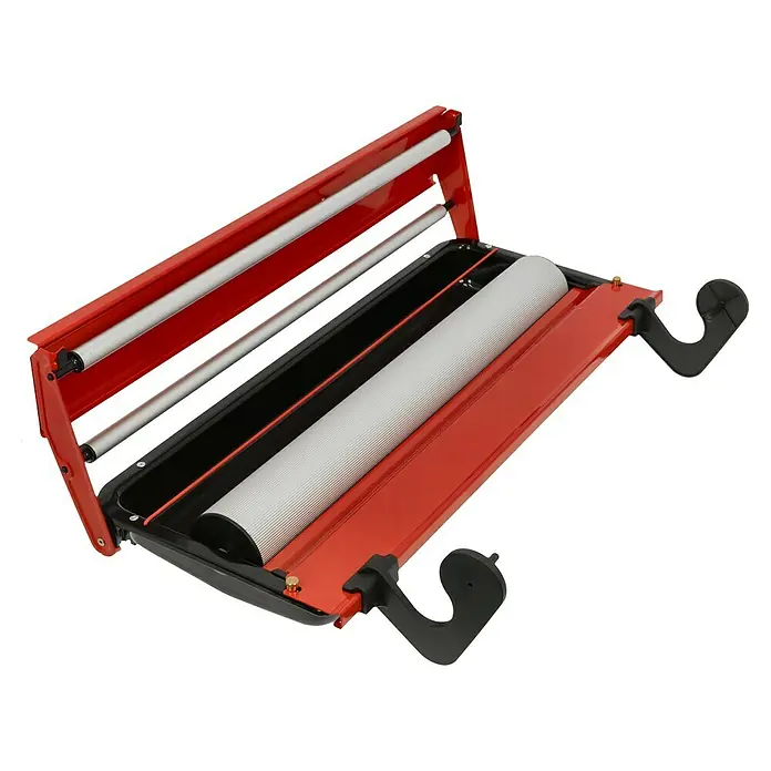 Lehnartz Kleistergerät Kleisterblitz Expert - Geeignet für: Euro Rollen 53 cm - Nahaufnahme eines roten Geschenkpapier-Schneiders mit grauer Rolle. Praktisches Gerät zum einfachen Schneiden von Geschenkpapier.