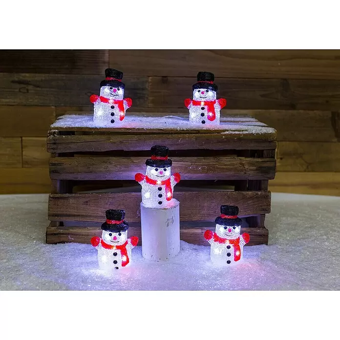 Tween Light LED-Lichterkette Schneemann - Innen, Lichtfarbe: Warmweiß, Anzahl Leuchtmittel: 40 Stk., Batteriebetrieben - Fünf leuchtende LED-Schneemannfiguren mit schwarzen Hüten und roten Schals, arrangiert in einer winterlichen Szene mit Kunstschnee und Holzelementen.