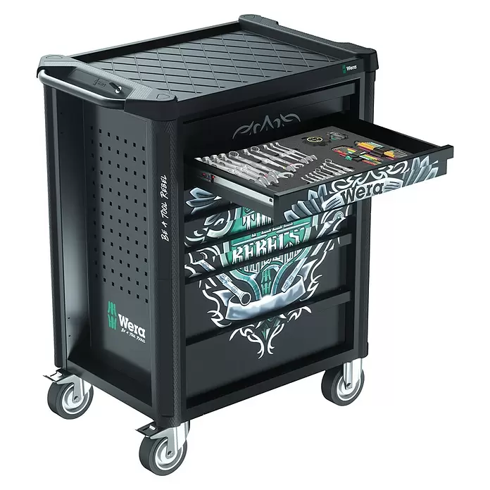 Wera Werkstattwagen Tool Rebel - L x B x H: 785 x 518 x 1.020 mm, Anzahl Schubladen: 7 Stk. - Schwarzer Wera Werkzeugwagen auf Rollen mit geöffneter Schublade, die Schraubenschlüssel und Inbusschlüssel zeigt, mit Graffiti-Grafiken.