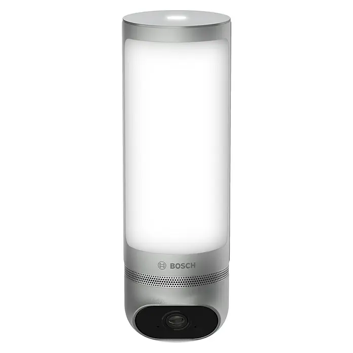 Bosch Smart Home Außenkamera Eyes II - 1.080 Pixel (Full HD), Silber, Erfassungswinkel: 180 °, Erfassungsreichweite: 8 m - Nahaufnahme der Bosch Smart Home Überwachungskamera mit integrierter Lampe, die Sicherheit und Beleuchtung vereint.