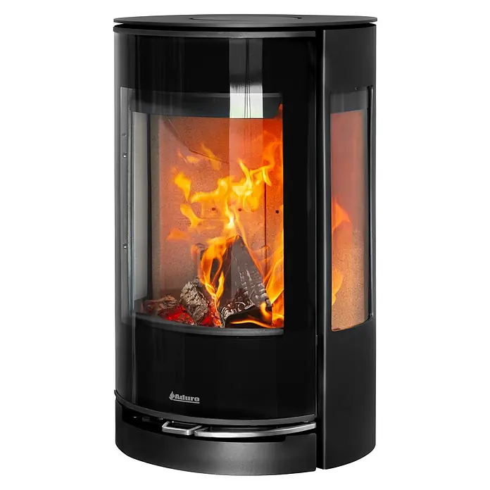 Aduro Kaminofen 22.4 Lux - 5,5 kW, Raumheizvermögen: 150 m³, Material Verkleidung: Stahl, Schwarz - Ein moderner schwarzer Kaminofen mit Glasfenstern, in dem ein warmes Feuer brennt, ideal für gemütliche Abende.