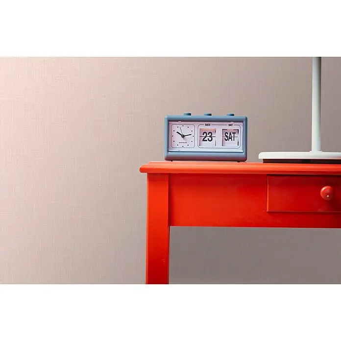 A.S. Création Metropolitan Stories Vliestapete Textil-Optik - Rosé, Uni, 10,05 x 0,53 m - Retro-Flair: Blauer Schalteruhr-Tischkalender auf einem roten Tisch mit Schublade, strahlt Vintage-Charme aus.