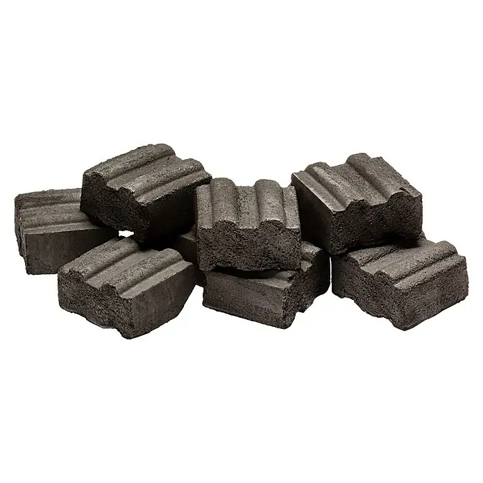 Petromax Grillbriketts Cabix Plus - 3 kg - Nahaufnahme von einer Anhäufung von Holzkohlebriketts, die für das Grillen vorbereitet werden. Die Briketts sind dunkelgrau und haben Rillen.