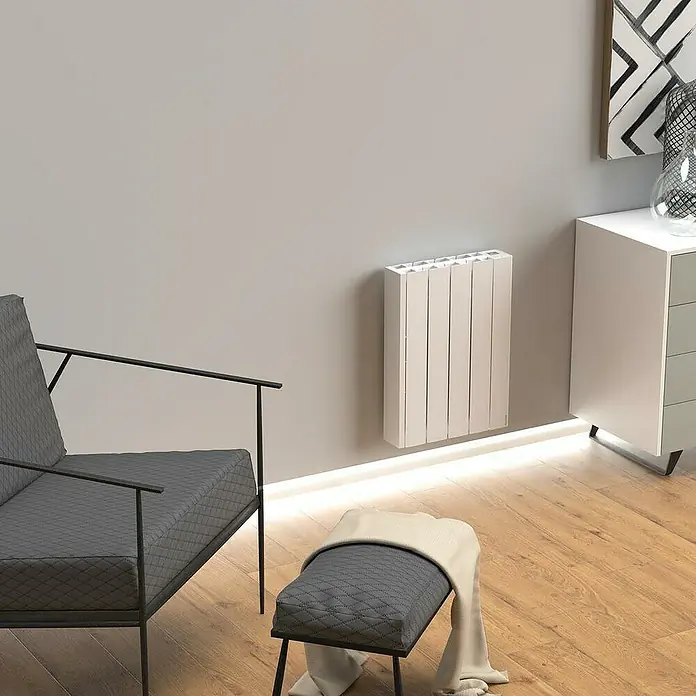 Rointe Emisor térmico Belize WiFi - 440 W, Blanco, 9,5 x 42 x 57,5 cm, Fluido - Un radiador blanco moderno en la pared, que añade calidez y estilo a cualquier habitación. Su diseño elegante complementa la decoración.