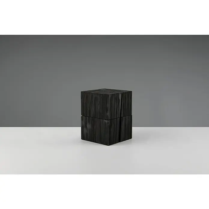 Trio Leuchten Deko-Tischleuchte - B x T x H: 12 x 12 x 16 cm, E14, Schwarz - Ein moderner Hocker aus zwei schwarzen, texturierten Würfeln auf einem weißen Tisch vor einem grauen Hintergrund.