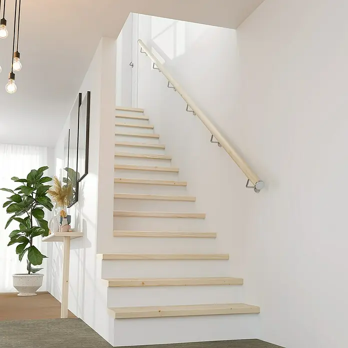 Dolle Handlauf PS 3/50Fichte Natur, Unbehandelt, Rund, Länge: 200 cm - Helle Holztreppe mit schlichtem, modernem Design und einem eleganten Holzhandlauf an einer weißen Wand. Ideal für moderne Innenräume.