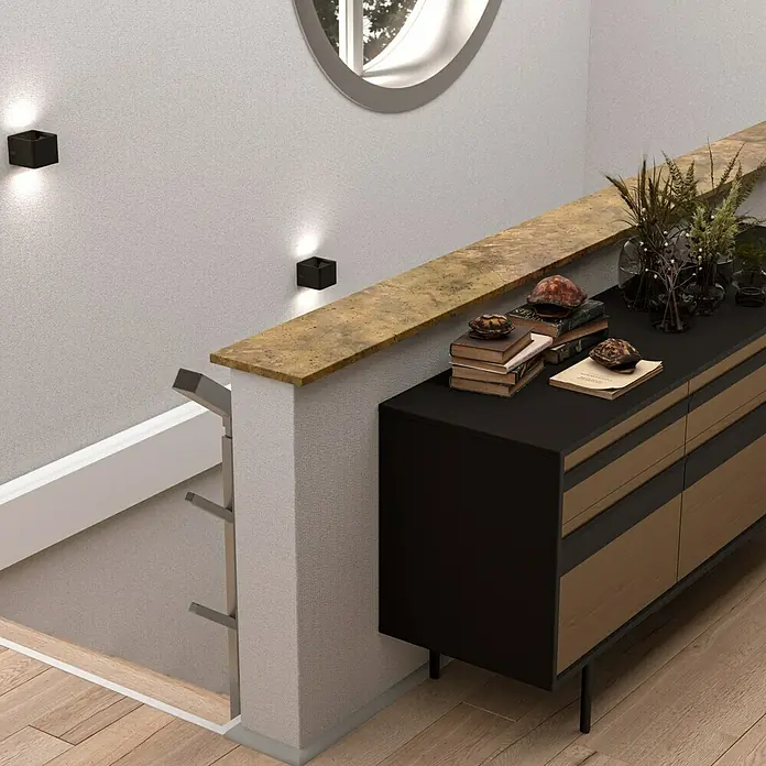 Fensterbank Jura - 88 x 25 x 2 cm, Braun/Beige/Gelb, Naturstein - Ein moderner Raum mit einem stilvollen Sideboard in Schwarz und Holz, dekoriert mit Büchern, Vasen und kleinen Zierobjekten, unter einem ovalen Spiegel.