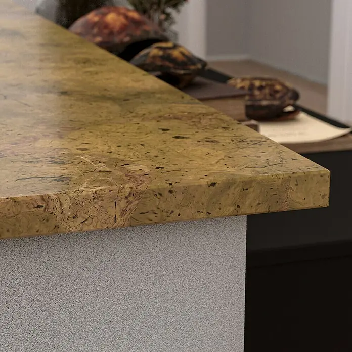 Fensterbank Jura - 88 x 25 x 2 cm, Braun/Beige/Gelb, Naturstein - Nahaufnahme einer Arbeitsplatte aus Naturstein mit auffälliger Maserung und polierter Oberfläche.