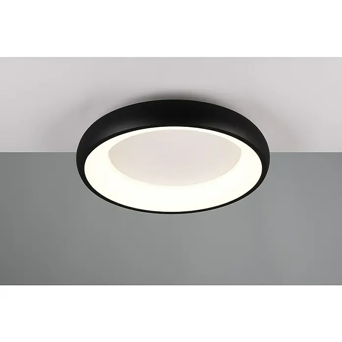 Trio Leuchten LED-Deckenleuchte rund Cardona - 29 W, Ø x H: 46,5 x 10 cm, Schwarz matt, Warmweiß - Nahaufnahme einer modernen, runden Deckenleuchte mit schwarzem Rand und hellem, diffusem Licht. Perfekt für zeitgemäße Innenräume.