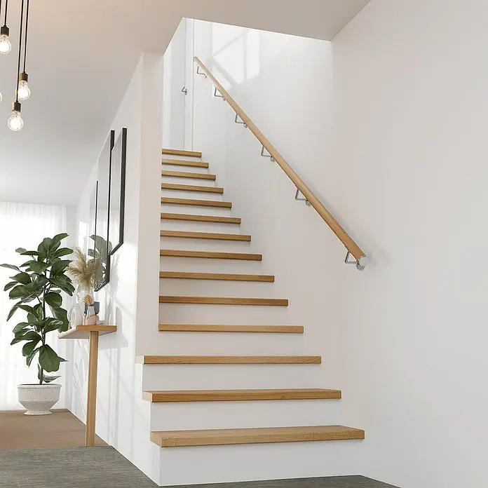 Dolle Handlauf PS 3/40 - Eiche, Lackiert, Rund, Länge: 200 cm - Helle Treppe mit Holzstufen und einem schlichten, modernen Handlauf, der sich an einer weißen Wand befindet, für ein minimalistisches Design.