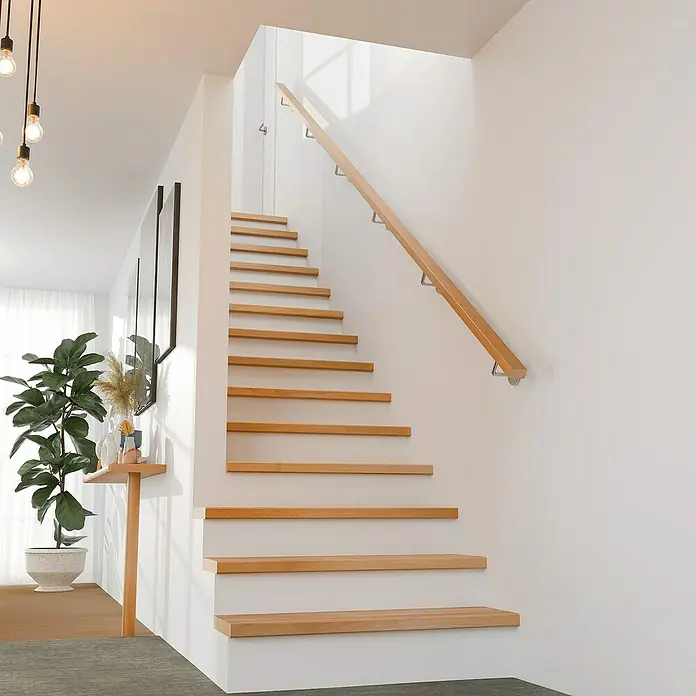 Dolle Handlauf PS 3/R - Buche Natur, Lackiert, Rechteckig, Länge: 200 cm - Elegante Treppe mit Holzstufen und weißem Geländer, die ein modernes und helles Ambiente im Haus schafft. Das minimalistische Design fügt sich nahtlos ein.