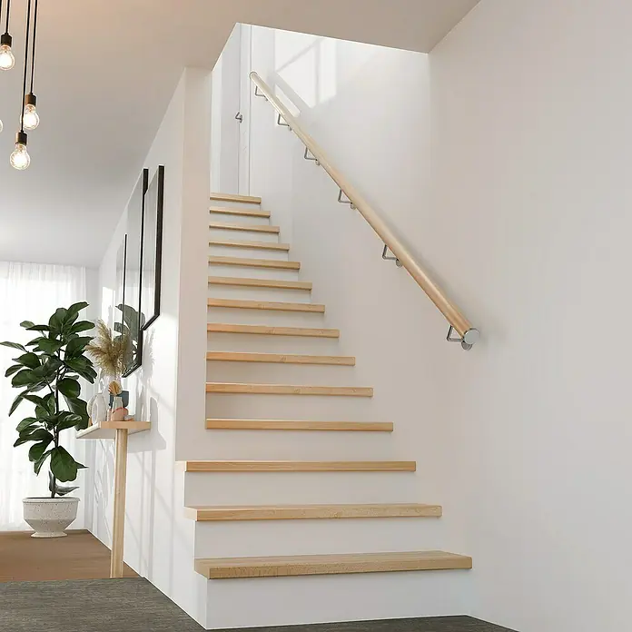 Dolle Handlauf PS 3/50 - Buche Natur, Lackiert, Rund, Länge: 200 cm - Helle Holztreppe mit schlichtem Handlauf in einem modernen Haus. Das Design der Treppe ist minimalistisch und einladend.