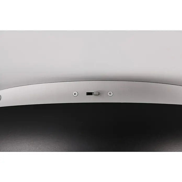 Trio Leuchten LED-Deckenleuchte rund Cardona - 29 W, Ø x H: 46,5 x 10 cm, Schwarz matt, Warmweiß - Nahaufnahme einer weißen Lampe mit einem Schalter in der Mitte, umgeben von Schrauben, die ein modernes Design zeigen.