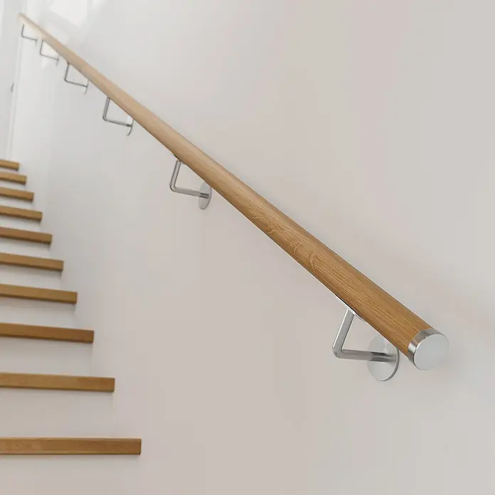 Dolle Endkappe PS 912Edelstahl V2A, 2 Stk., Passend für: Dolle Holzhandläufe Ø 40 mm - Hölzernes Treppengeländer mit silbernen Halterungen an einer weißen Wand. Ein modernes und stilvolles Design für Ihr Zuhause.