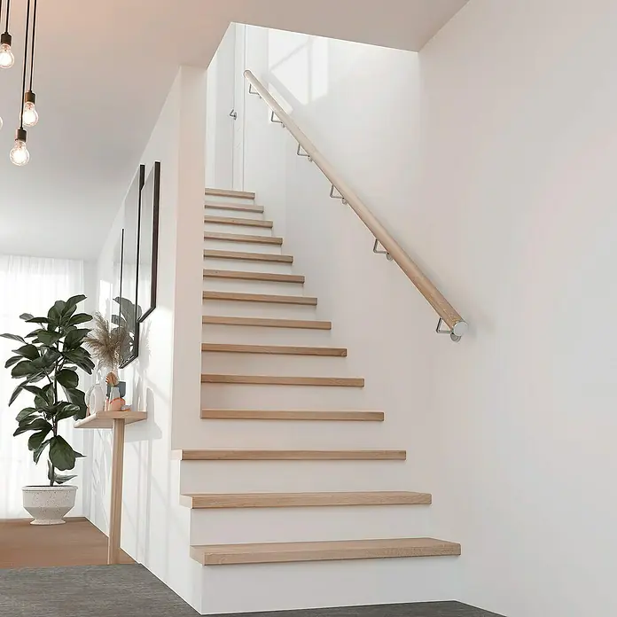 Dolle Handlauf PS 3/50 - Eiche Natur, Unbehandelt, Rund, Länge: 200 cm - Diese Aufnahme zeigt eine moderne Treppe mit hellen Holzstufen und einem schlichten Handlauf in einem minimalistischen Interieur. Die klaren Linien betonen das Design.