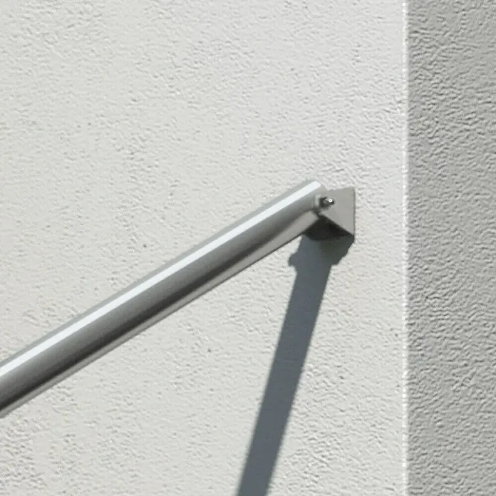 Dolle Geländer-Set PS 070 - Oberbodenmontage, Aluminium, Länge: 115 cm - Nahaufnahme einer modernen, silbernen Handlaufstütze an einer weißen Wand, die klare Linien und ein minimalistisches Design betont.