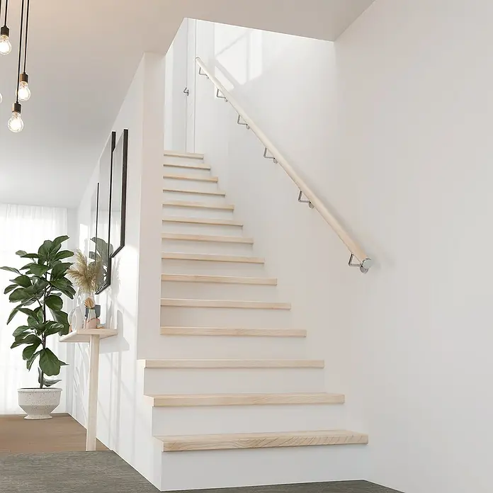 Dolle Handlauf PS 3/40Ahorn Natur, Lackiert, Rund, Länge: 200 cm - Helle Holztreppe mit schlichtem Handlauf in einem modernen, minimalistischen Haus. Die Treppe führt zu einem lichtdurchfluteten oberen Stockwerk.